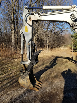 Takeuchi TB135 hydraulic thumb